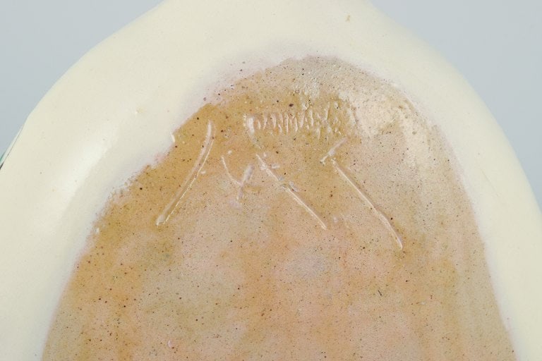 Kähler. Ceramic wall-mounted plant holder. Glaze in light tones. Floral motif. - 7