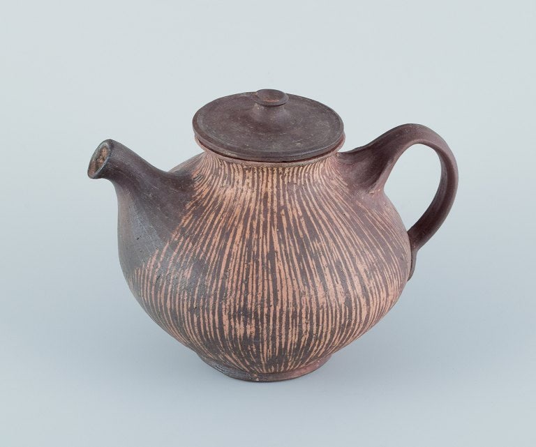 Gutte Eriksen (1918-2008), own studio, Denmark. Unique ceramic teapot. Raku-fired. Glaze in brown - 2