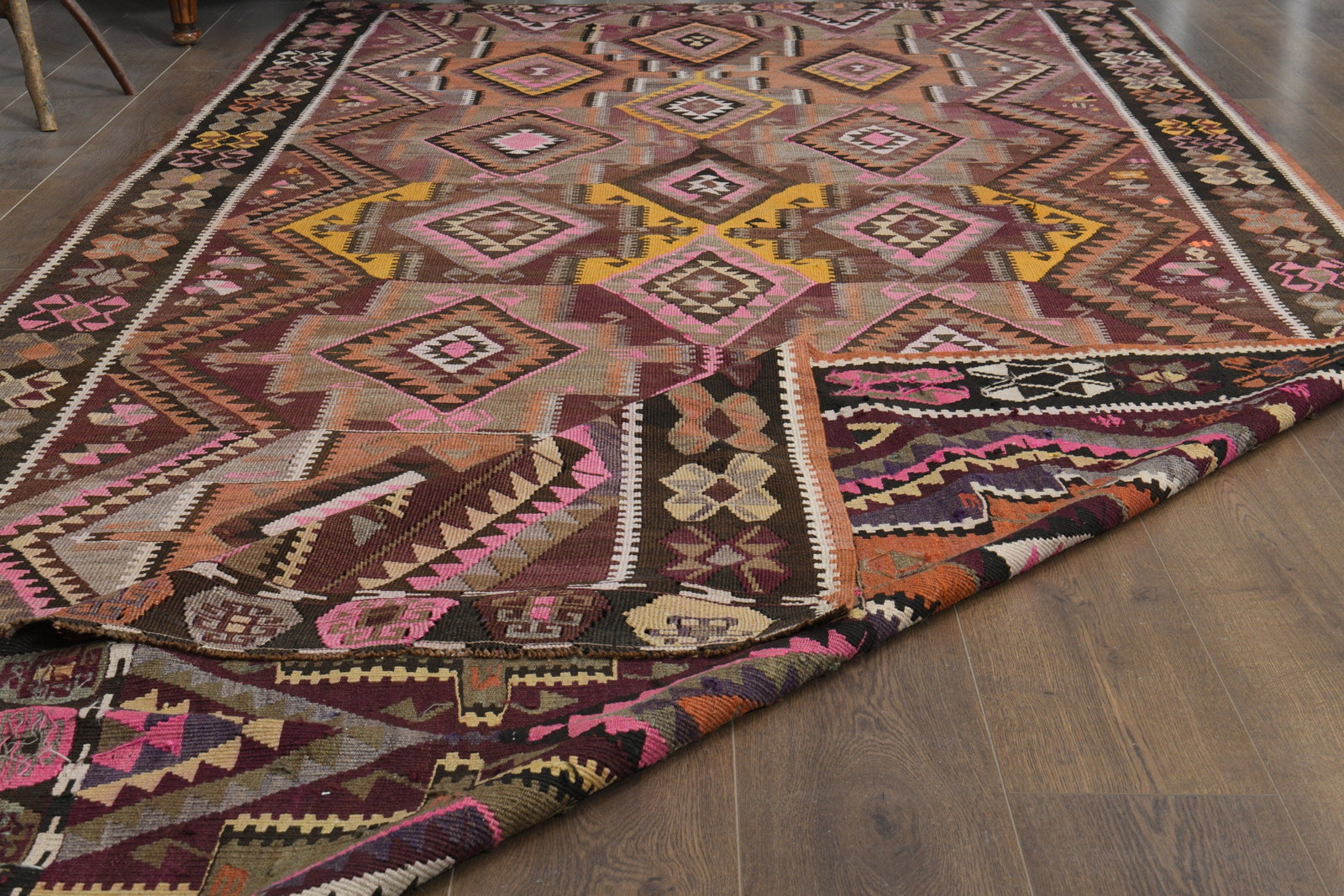 5'6x11'8 ft, COLORFUL, PINK DÉCOR: Title: 5'6x11'8 ft, COLORFUL, PINK DÉCOR Description: This Turkish one-of-a-kind Vintage Flatweave Kilim Rug is hand-knotted and handwoven by the most skilled artisans who use pure wool, in