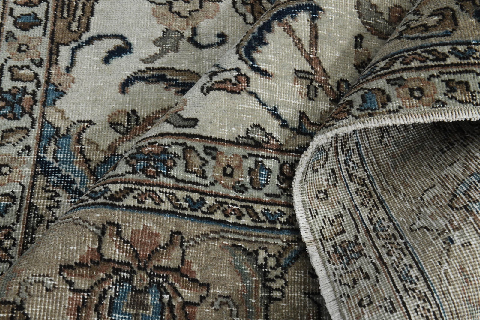 7'4x10'5 ft, LIVING ROOM DÉCOR: Title: 7'4x10'5 ft, LIVING ROOM DÉCOR Description: This Turkish one-of-a-kind Vintage Turkish Rug is hand-knotted and handwoven by the most skilled artisans who use pure wool, in muted, natural