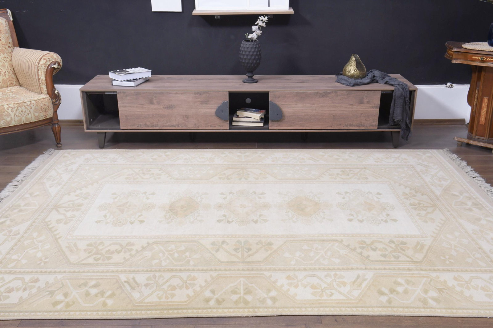 6'6x9'7 ft, NEUTRAL TURKISH RUG: Title: 6'6x9'7 ft, NEUTRAL TURKISH RUG Description: This Turkish one-of-a-kind Vintage Turkish Rug is hand-knotted and handwoven by the most skilled artisans who use pure wool, in muted, natural tones