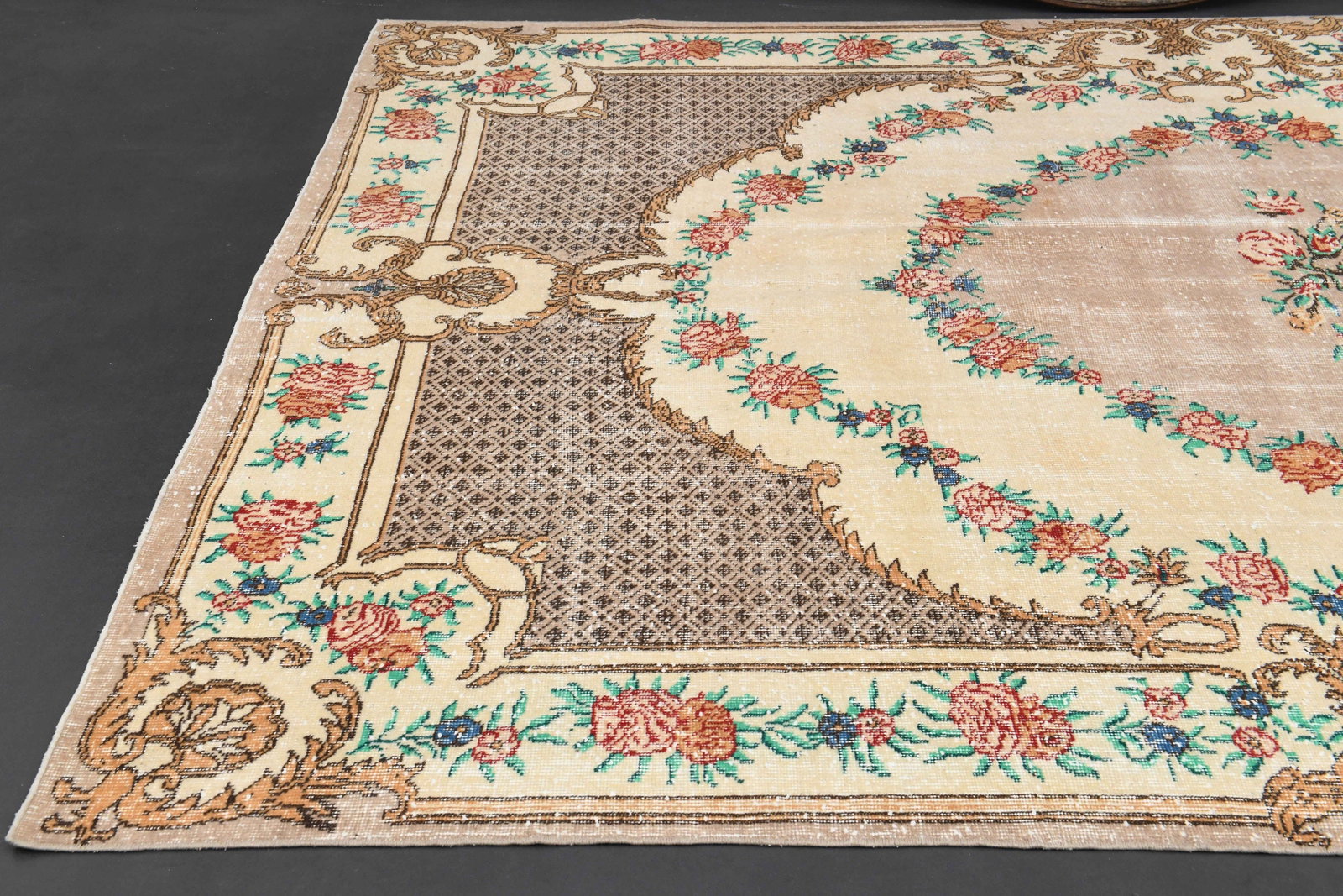 6'9x10'1 FLORAL ANTIQUE DÉCOR: Title: 6'9x10'1 FLORAL ANTIQUE DÉCOR Description: This Turkish one-of-a-kind Vintage Turkish Rug is hand-knotted and handwoven by the most skilled artisans who use pure wool, in muted, natural
