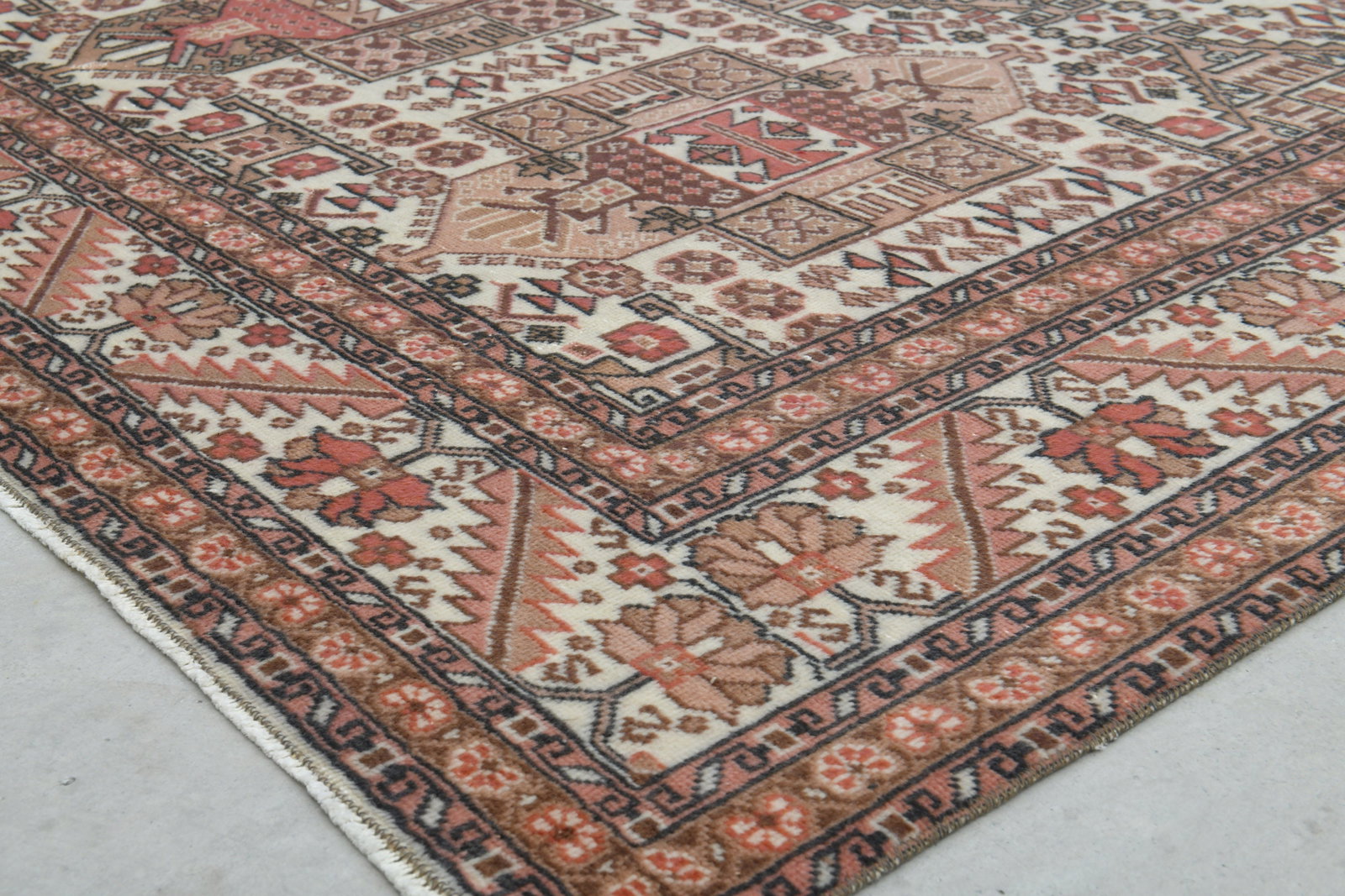 6x10 VINTAGE HANDMADE RUG: Title: 6x10 VINTAGE HANDMADE RUG Description: This Turkish one-of-a-kind Vintage Turkish Rug is hand-knotted and handwoven by the most skilled artisans who use pure wool, in muted, natural tones, and