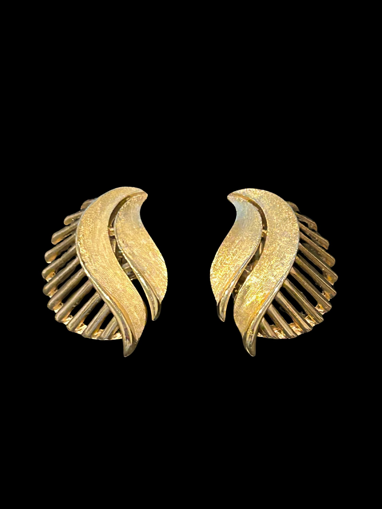 1950s Crown Trifari Signed Gold Tone Leaf Earrings – Vintage Clip-on Jewelry by Iconic - 2