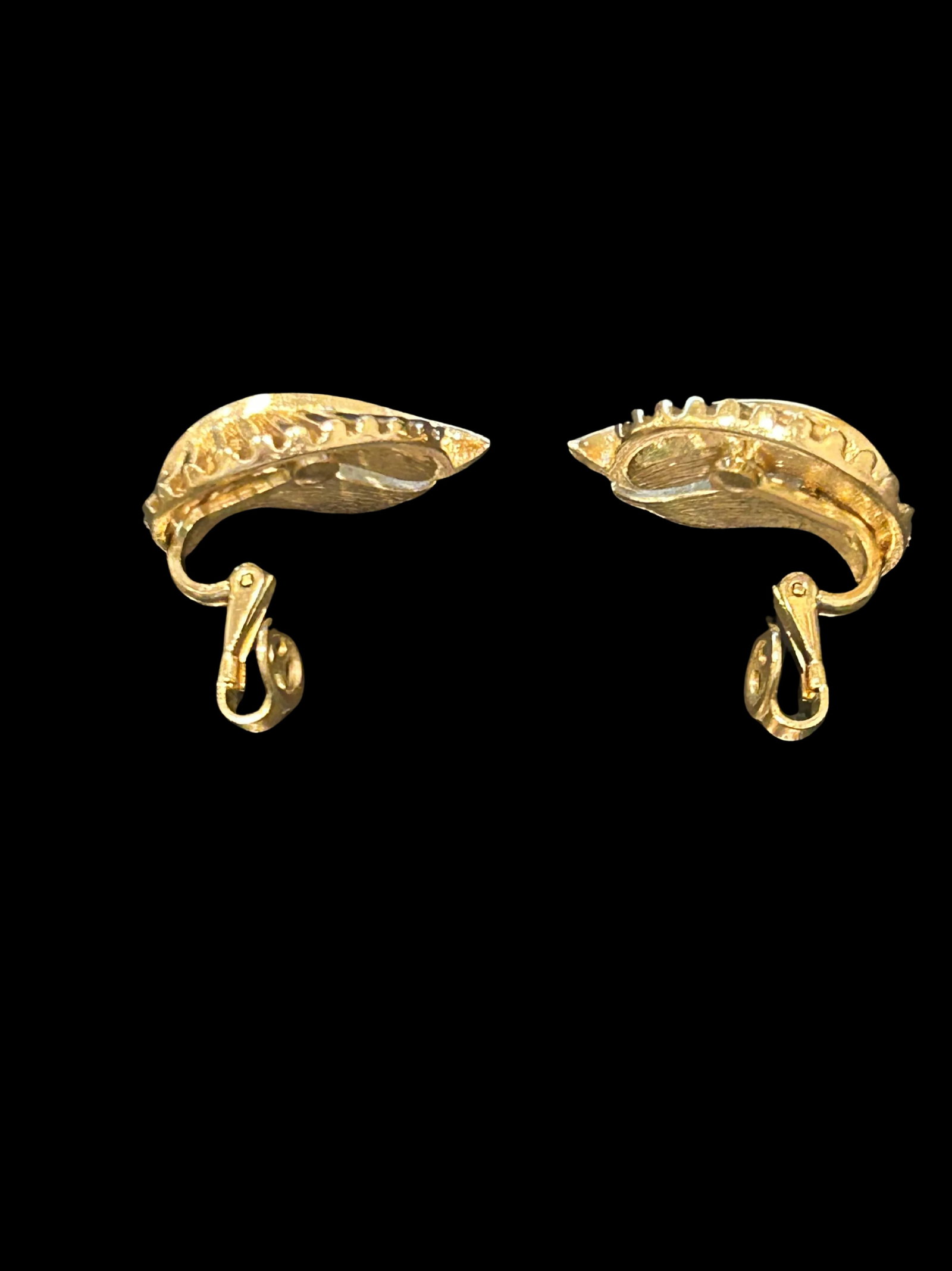 1950s Crown Trifari Signed Gold Tone Leaf Earrings – Vintage Clip-on Jewelry by Iconic - 3
