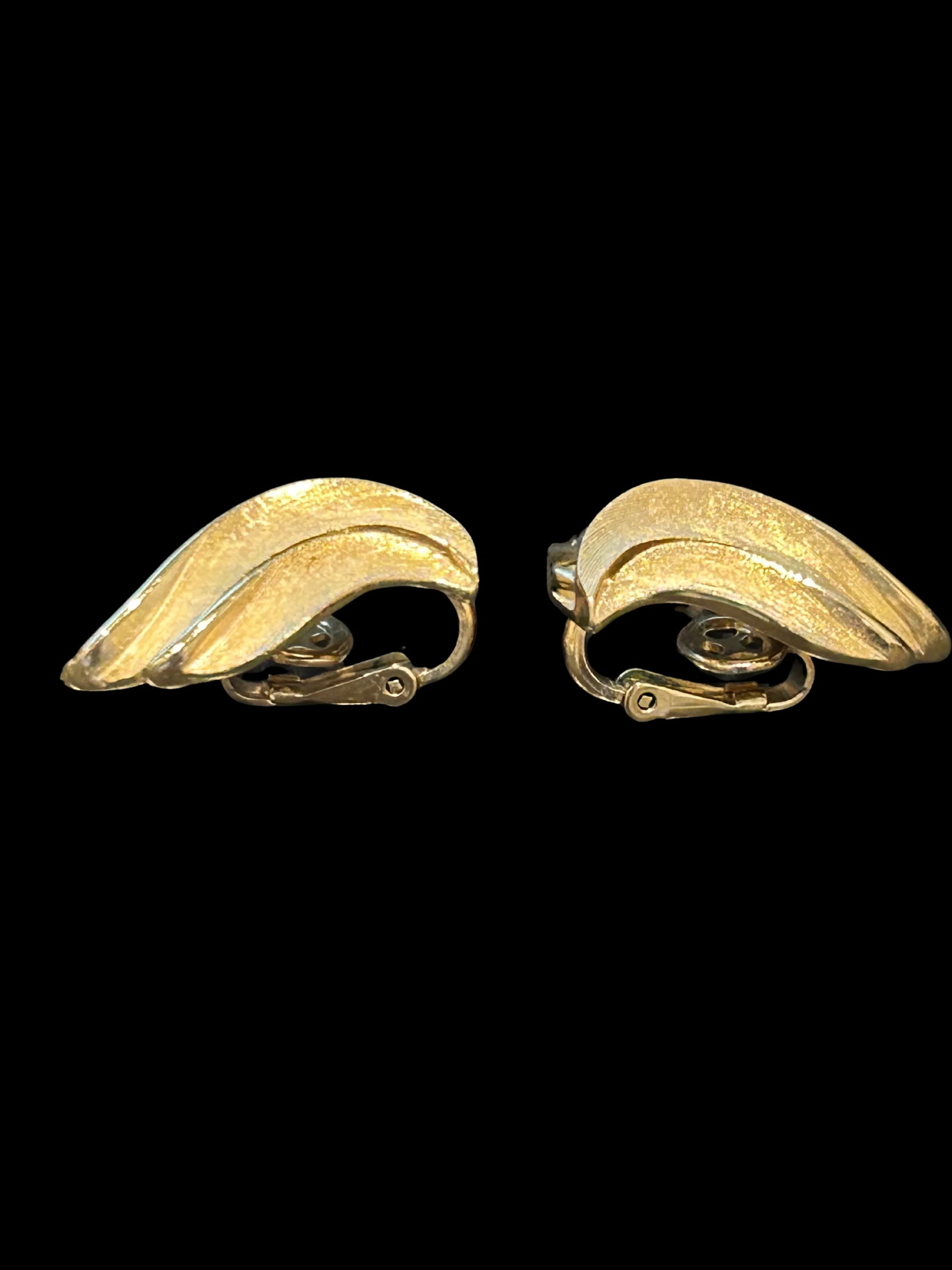 1950s Crown Trifari Signed Gold Tone Leaf Earrings – Vintage Clip-on Jewelry by Iconic - 4