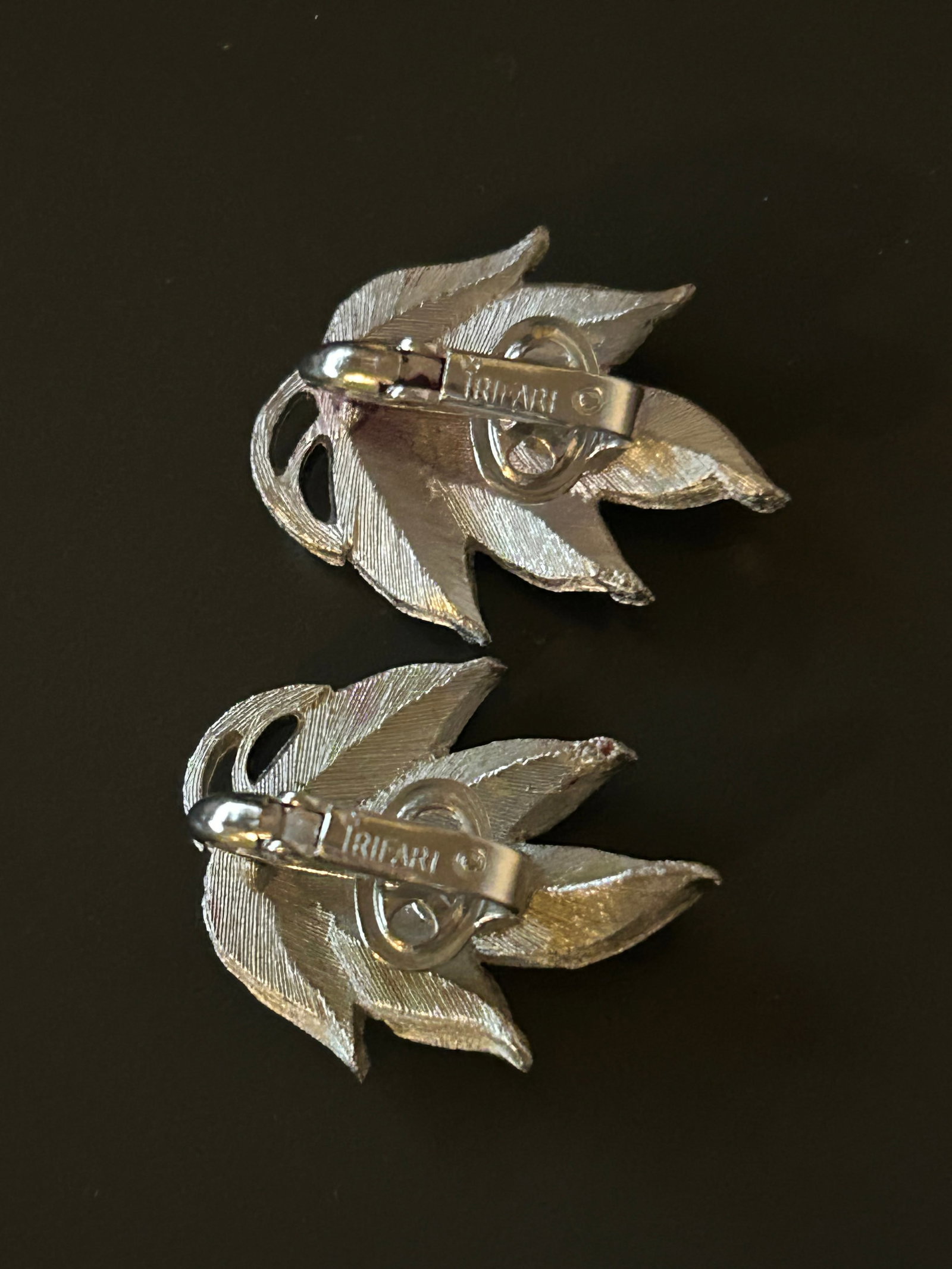 Vintage Crown Trifari Brushed Silvertone Leaf Clip-on Earrings – 1960s Elegant Textured Silver - 5