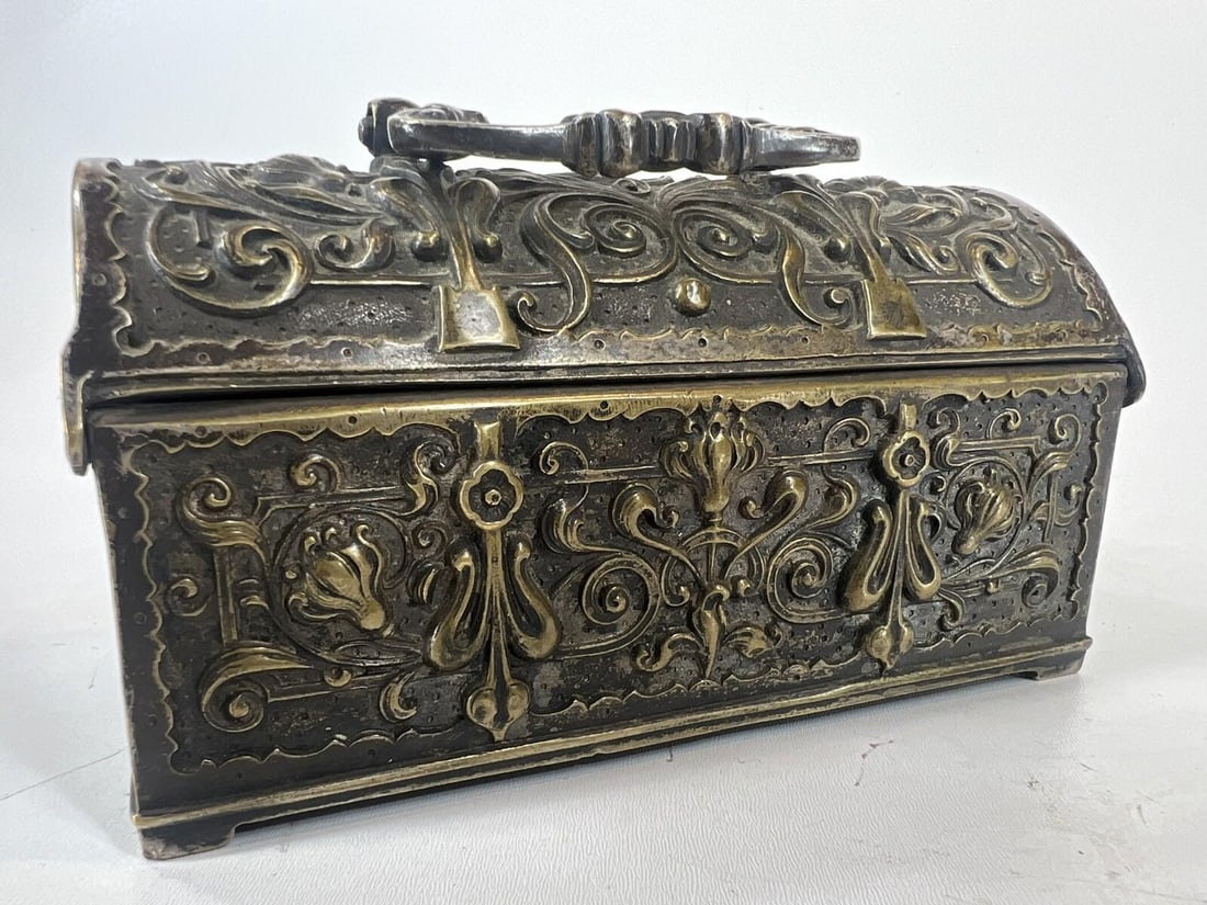 Kye or Jewelry Box Bronze Antique Raised Relief Ggleykauf Nurnberg Germany - 3