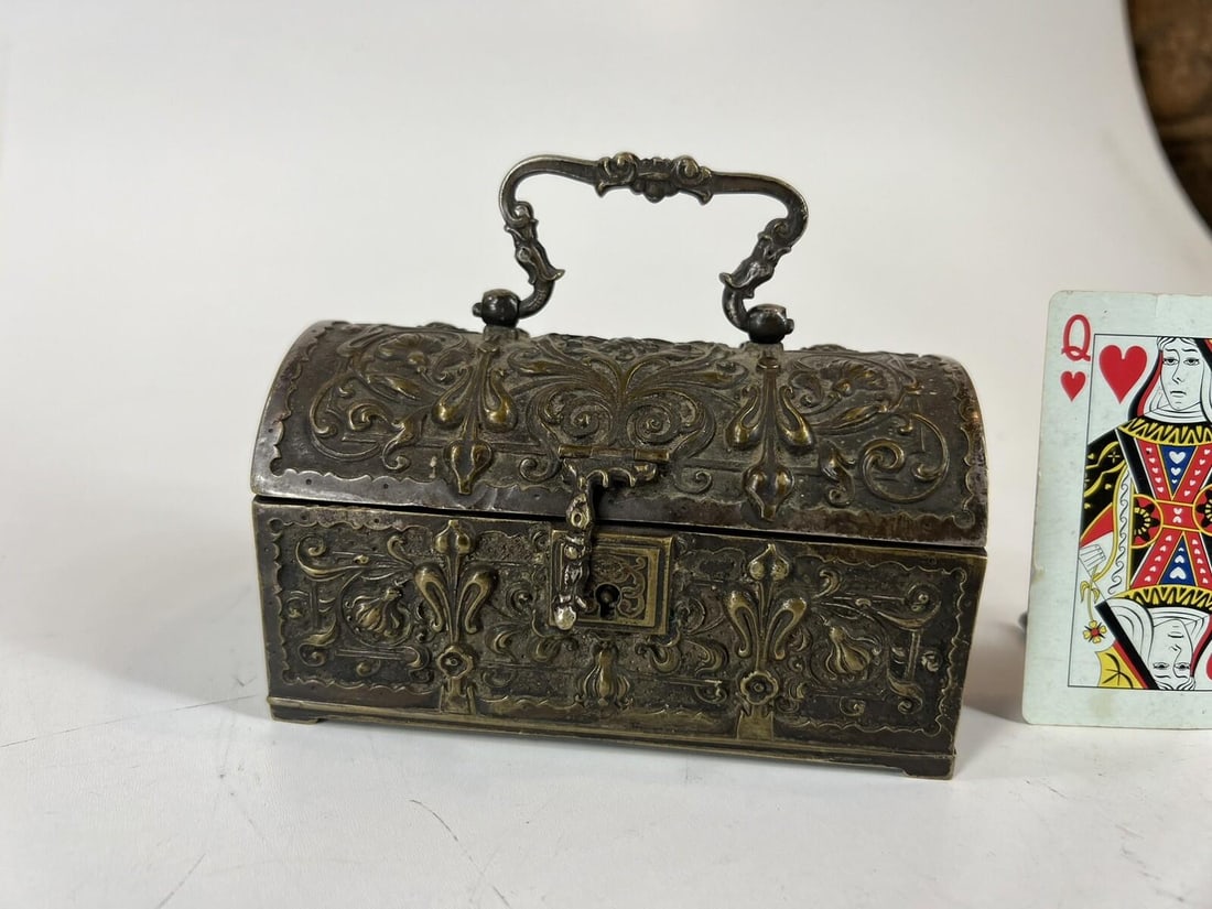 Kye or Jewelry Box Bronze Antique Raised Relief Ggleykauf Nurnberg Germany - 9