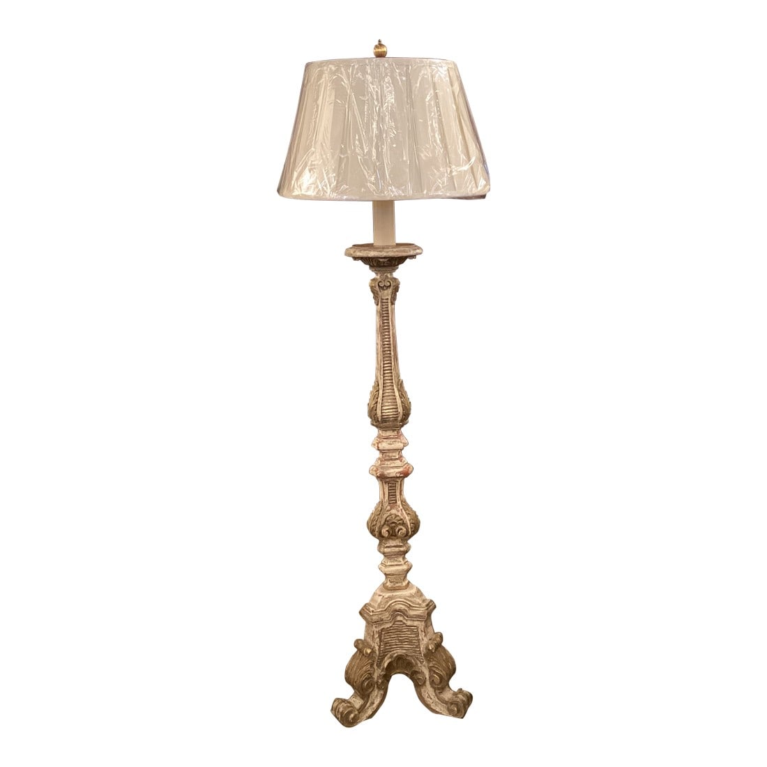 Mid 20th Century Italian Carved Wood Floor Lamp With Distressed Gilt & Cream Finish: A striking Italian-style carved wood floor lamp featuring an elegantly turned and fluted column rising from a sculptural tripod base with scrolling feet. The form is richly detailed with classical mot
