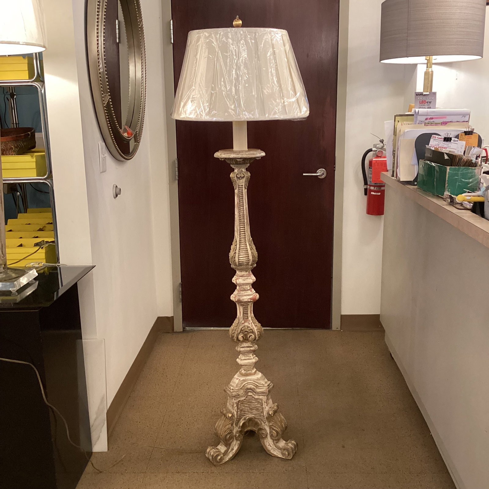 Mid 20th Century Italian Carved Wood Floor Lamp With Distressed Gilt & Cream Finish - 7