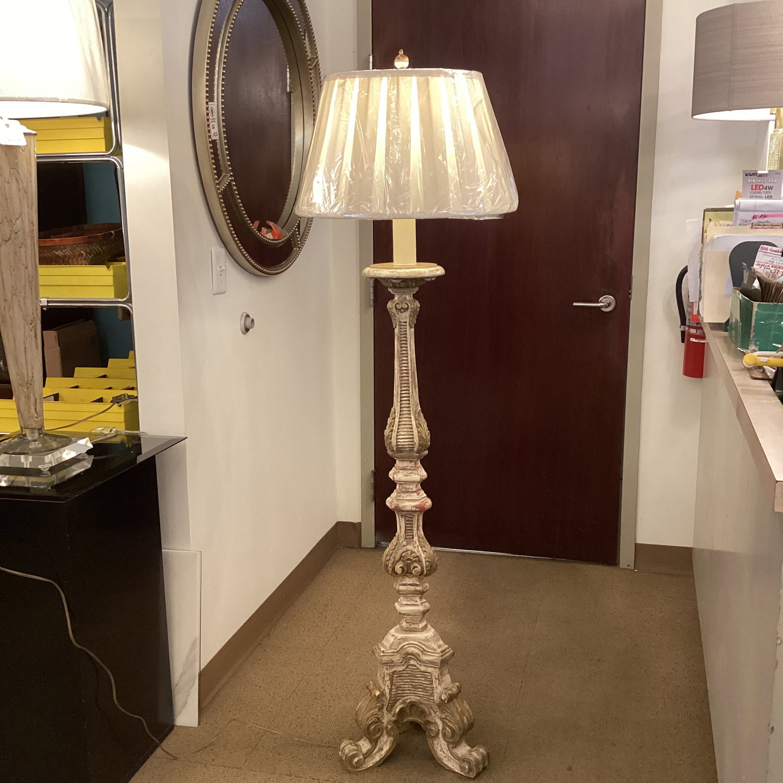 Mid 20th Century Italian Carved Wood Floor Lamp With Distressed Gilt & Cream Finish - 8