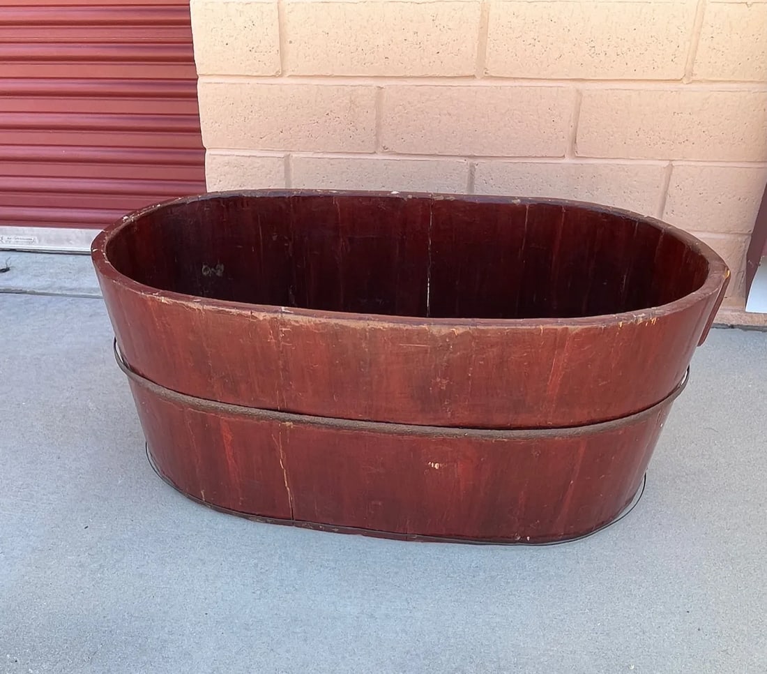 Early 20th Century Large Chinese Red Lacquered Wood Tub/Bucket - 4