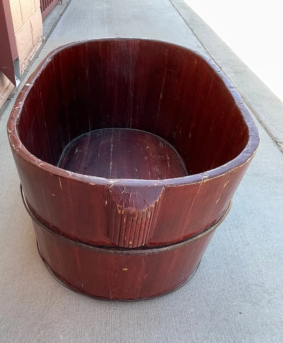 Early 20th Century Large Chinese Red Lacquered Wood Tub/Bucket - 6