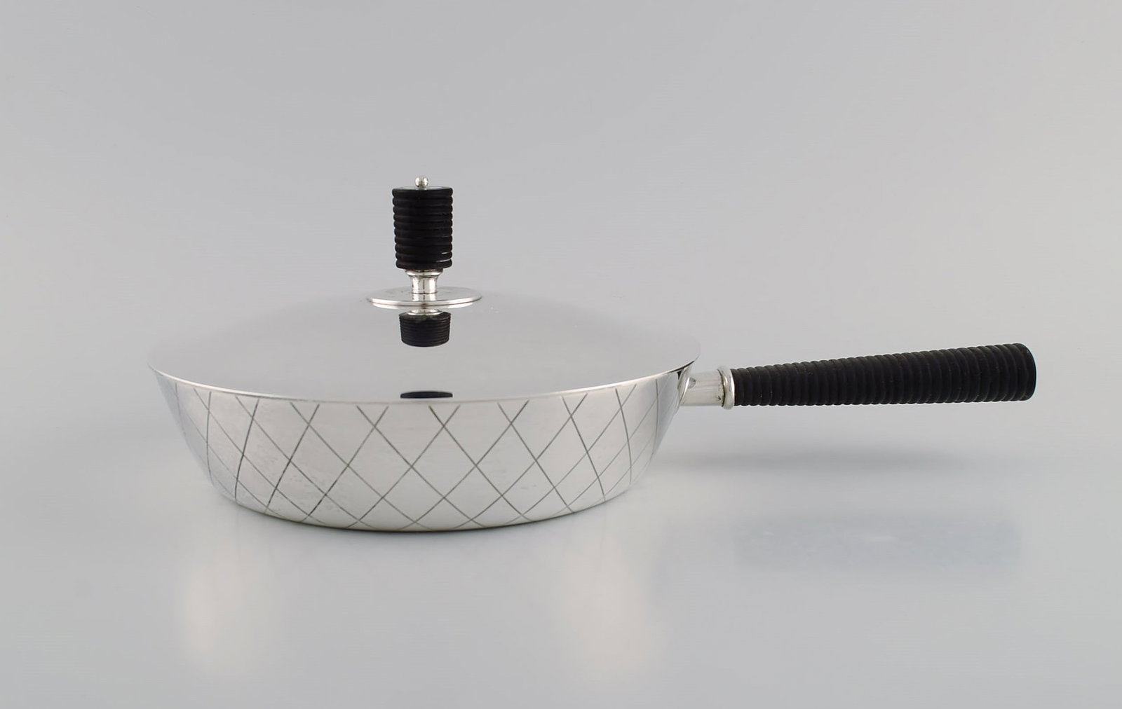 Sigvard Bernadotte for Georg Jensen. Rare casserole in sterling silver with handle and lid knob in: Title:Sigvard Bernadotte for Georg Jensen. Rare casserole in sterling silver with handle and lid knob in ebony. Model number 909C.Brand:Georg JensenDescription:Sigvard Bernadotte for Georg Jensen.