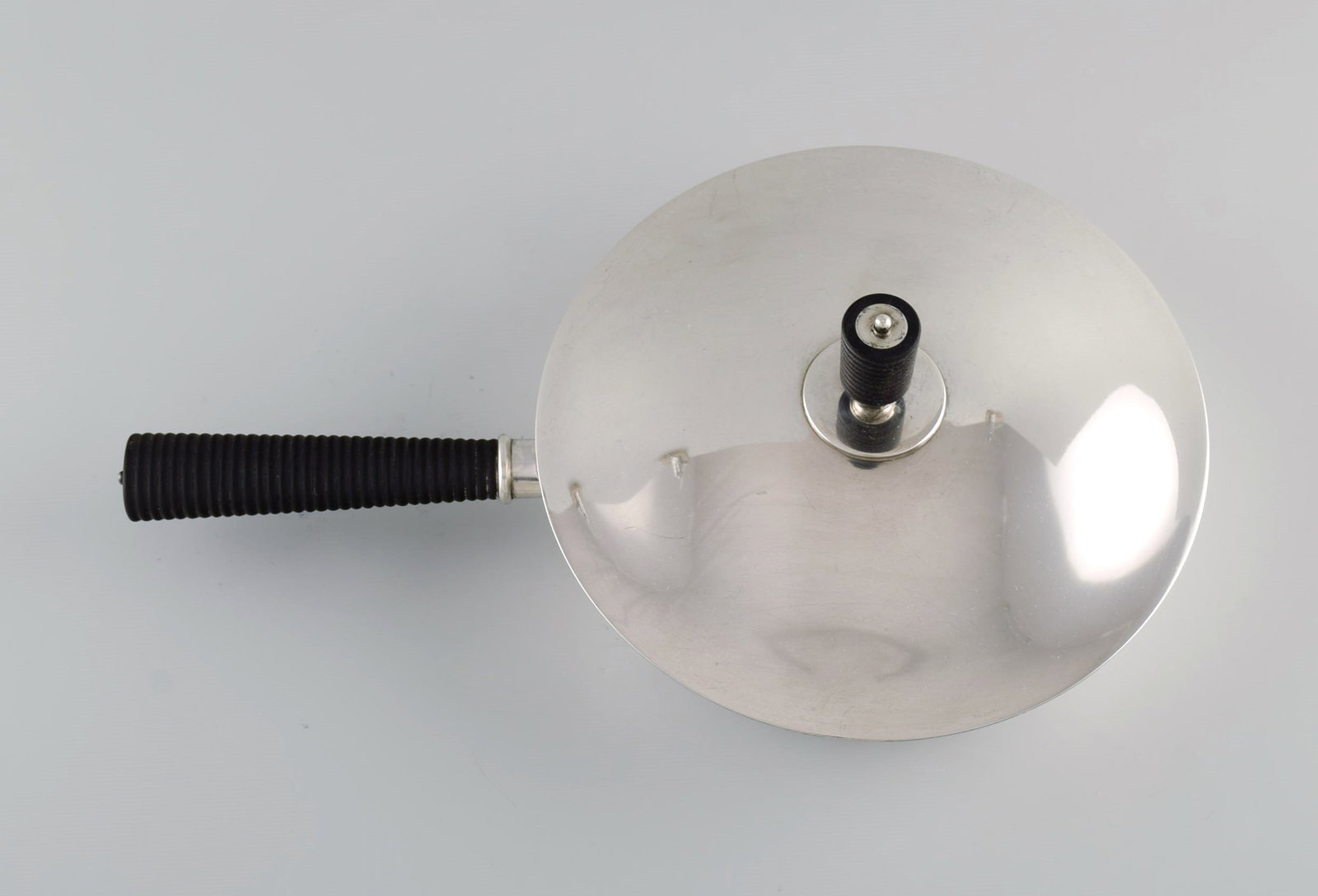 Sigvard Bernadotte for Georg Jensen. Rare casserole in sterling silver with handle and lid knob in - 7