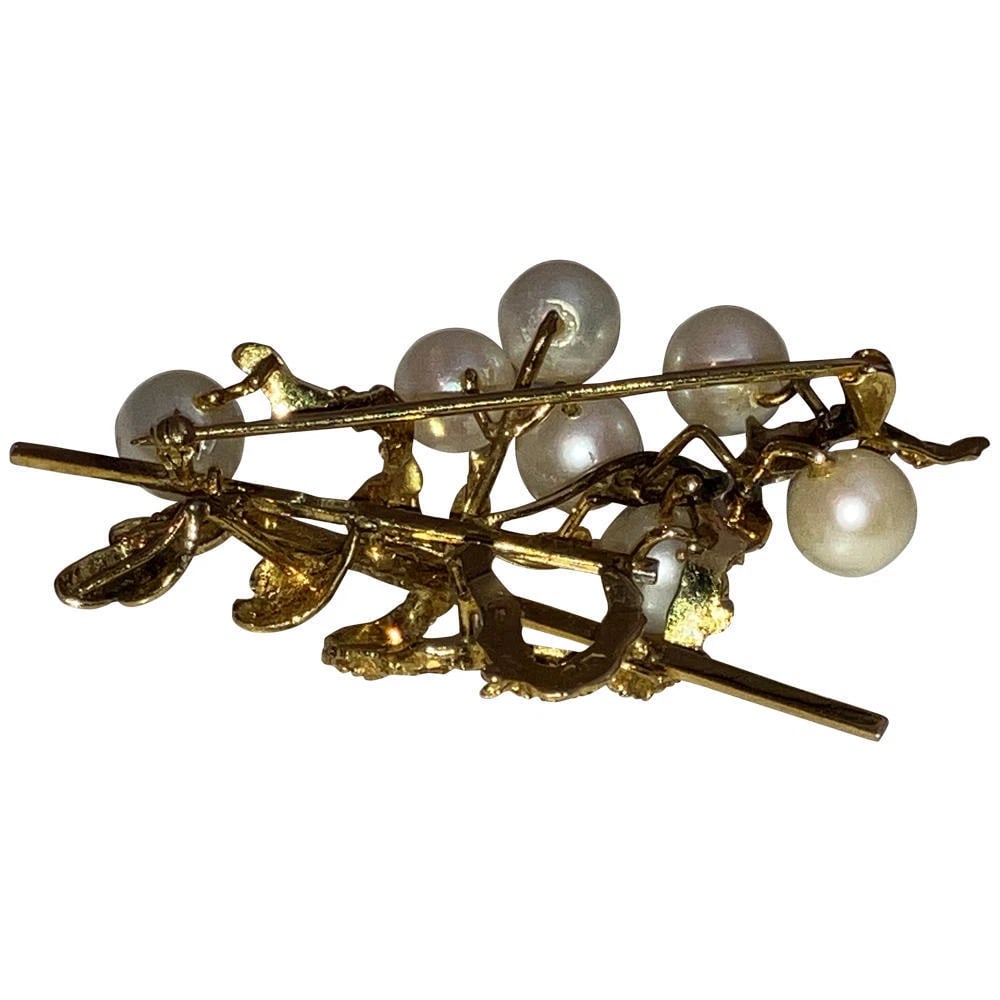 14 Kt Gold Cultured Pearl Retro Brooch: Title:14 Kt Gold Cultured Pearl Retro Brooch Description:14 Kt Gold Cultured Pearl Retro Brooch. Circa, 1960's . Pin measures 2 1/2" long by 1 3/4" wide. Closes with typical pin back. Marked, 14 kt. W