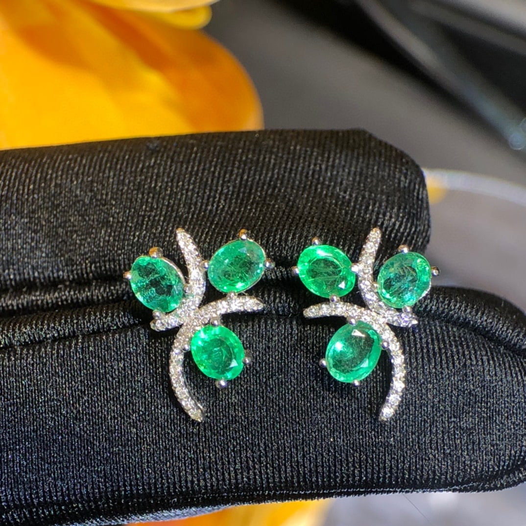14K GOLD 1.45 CT VIVID GREEN NATURAL EMERALD & DIAMOND EARRINGS: Title:14K GOLD 1.45 CT VIVID GREEN NATURAL EMERALD & DIAMOND EARRINGSDescription:Ref:230656092Gold Content:14K GoldMain Gemstone:EmeraldNumber of stones:6Shape:OvalCarat Weight:1.45ct Color:Vivid