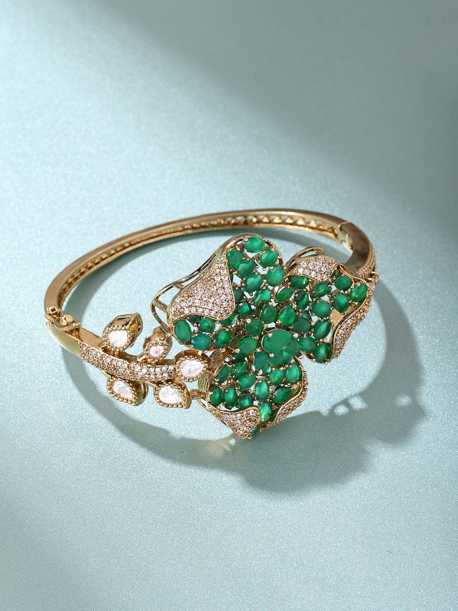 Green Stone Studded Floral Openable Kundan Bracelet: Title:Green Stone Studded Floral Openable Kundan Bracelet Description:Green Stone Studded Floral Openable Kundan Bracelet Reference:itemcode : JA0200 Reserve: $70.00 Shipping: Domestic: Shipping rates