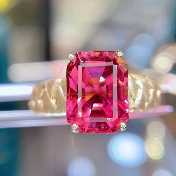 14K GOLD 4.08 CT NATURAL TOURMALINE RING: Title:14K GOLD 4.08 CT NATURAL TOURMALINE RING Description:Ref:230656094Gold Content:14K GoldRing Size:7.25USMain Gemstone:TourmalineNumber of stones:1Shape:OctagonalCarat Weight:4.08ct Color:RedTreat