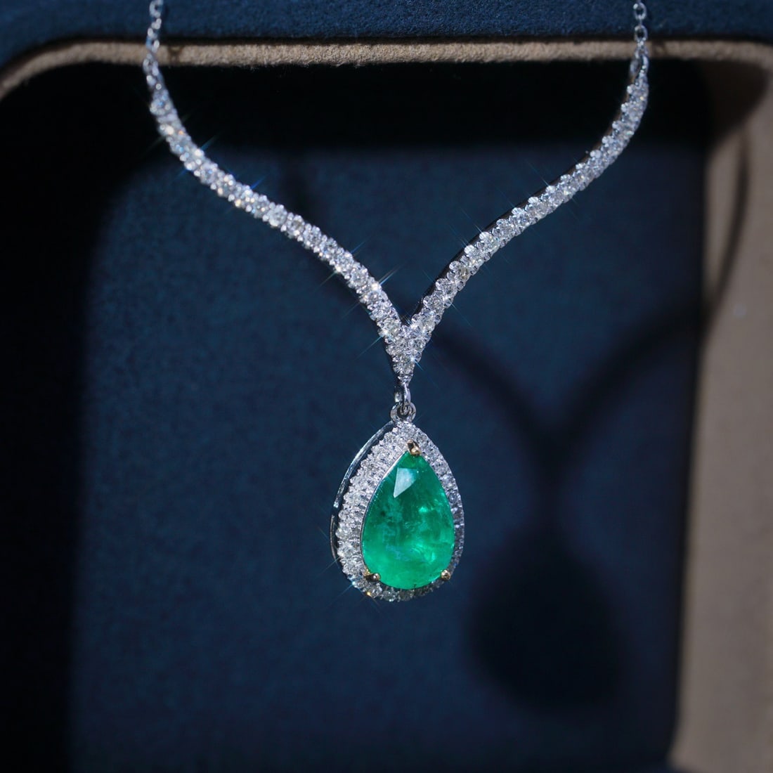 14K GOLD 2.03 CTW VIVID GREEN NATURAL EMERALD & DIAMOND NECKLACE: Title:14K GOLD 2.03 CTW VIVID GREEN NATURAL EMERALD & DIAMOND NECKLACE Description:Ref:230656114Gold Content:14K GoldMain Gemstone:EmeraldNumber of stones:1Shape:PearCarat Weight:1.58ct Color:Vivid Gr