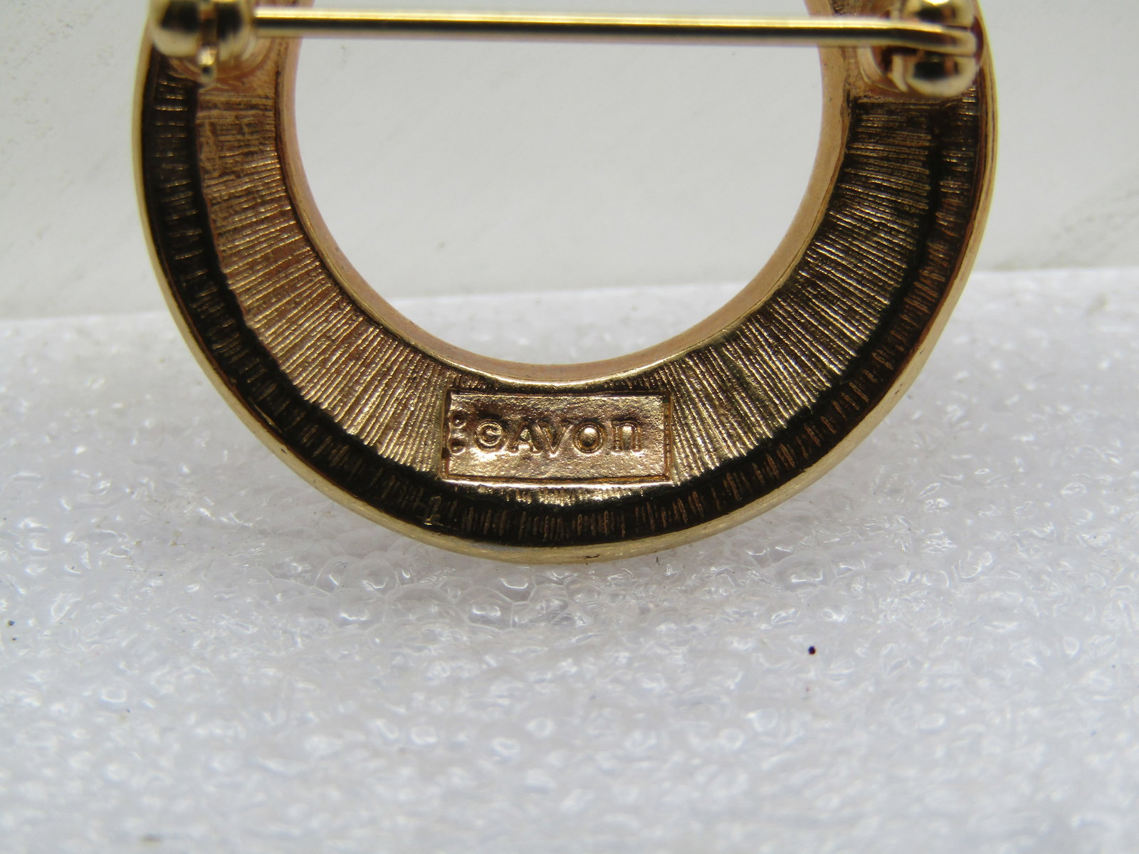 Vintage Circle Brooch with Rhinestone Looped Bow on Top, Signed Avon, 1970's - 5