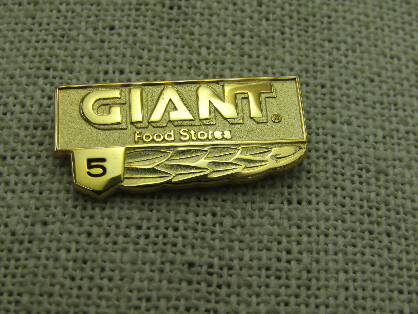 Vintage 10kt G.F. Giant 5 Yr. Anniversary Pin, Signed Tharpe: Vintage 10kt G.F. Giant Food Stores 5 Yr. Anniversary Pin, Signed Tharpe, 2.86 grams, 1" wide and 1/2" tall, brushed and shiny and smooth finish. Signed Tharpe. Tests as 10kt G.F. Very good condition.