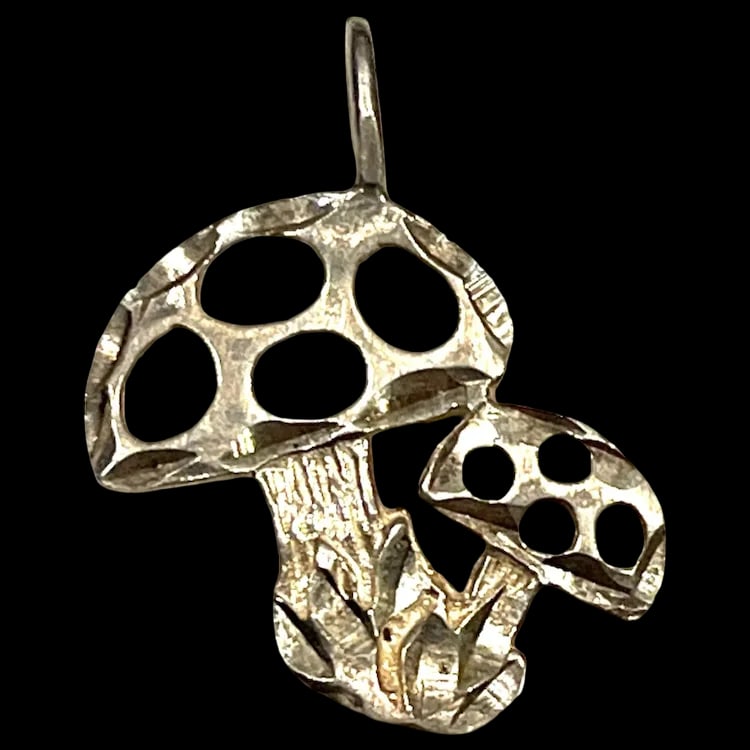 Vintage Sterling Silver Diamond Cut Mushroom Toadstool Pendant: Title: Vintage Sterling Silver Diamond Cut Mushroom Toadstool Pendant Description: Vintage Sterling Silver Diamond Cut Mushroom Toadstool Pendant Hallmarked: Sterling Weighs 1.15 grams Measures