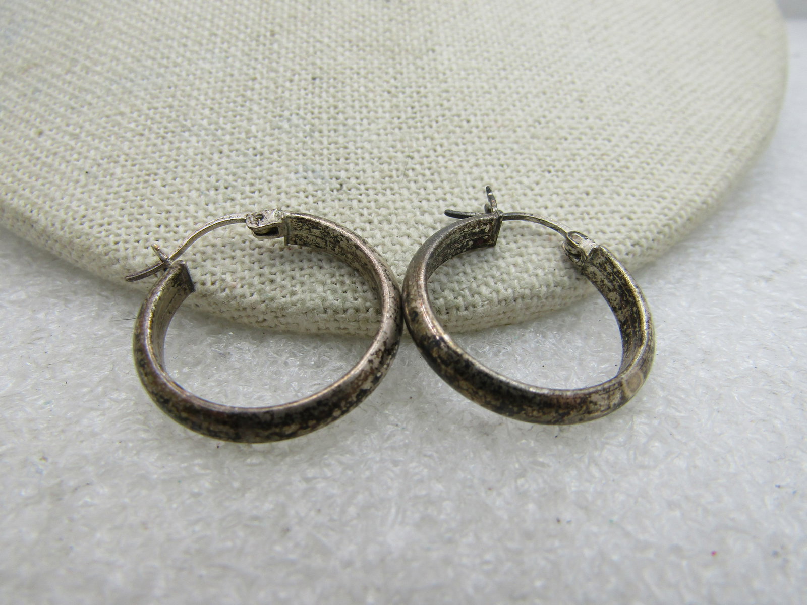 Vintage Sterling Silver Hoop Earrings, Pierced, 1" tall with hinged locking posts and 3.5mm wide and: Vintage Sterling Silver Hoop Earrings, Pierced, 1" tall with hinged locking posts and 3.5mm wide and 3.27 grams in weight. Marked sterling and tested. They are in good condition but are oxidation and