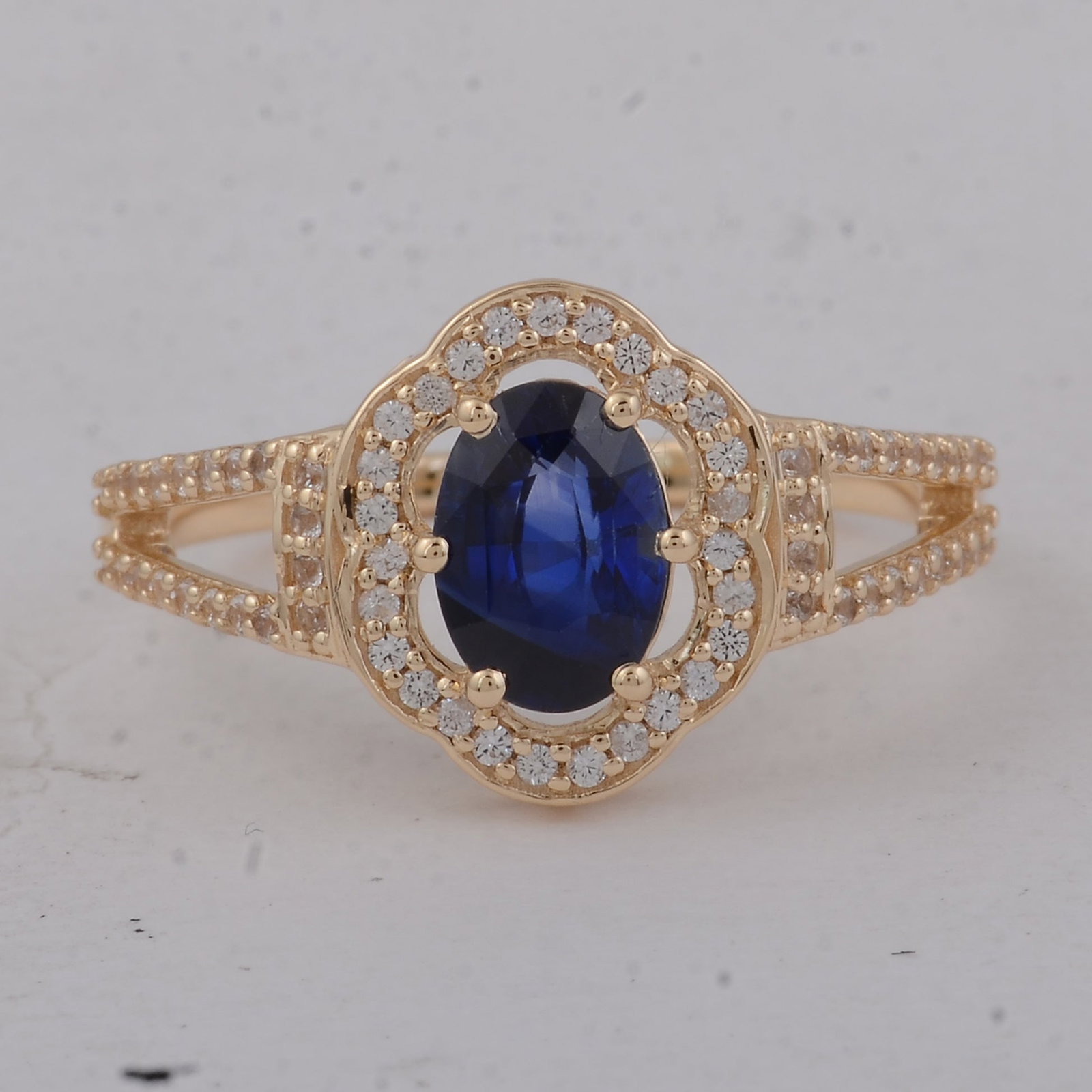 1.42 Ct Oval Sapphire 9K Gold Ring (1 of 5)