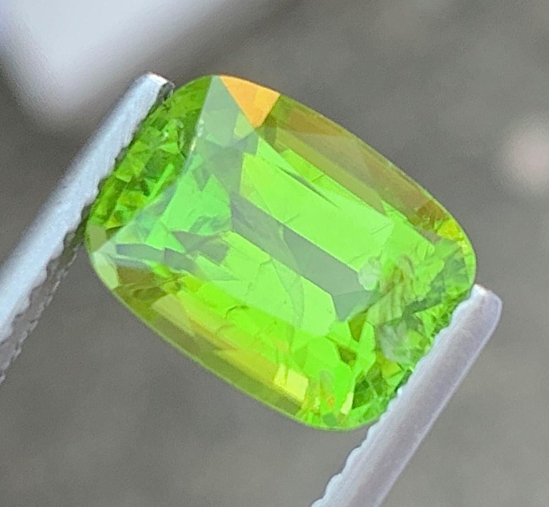 Cushion Cut Peridot Gemstone: Natural August Birthstone, Pakistan (3.94 carats) (1 of 13)