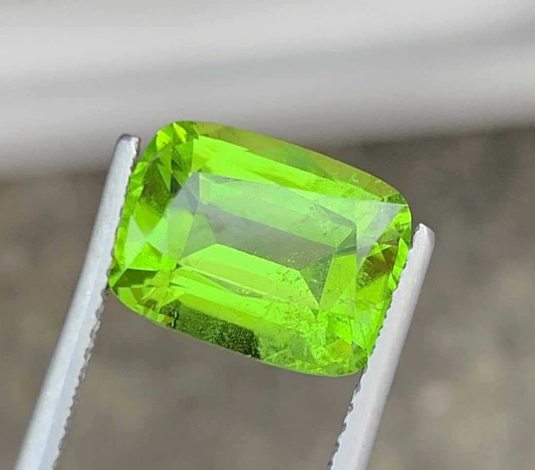Cushion Cut Peridot Gemstone: Natural August Birthstone, Pakistan (5.90 carats) (1 of 7)