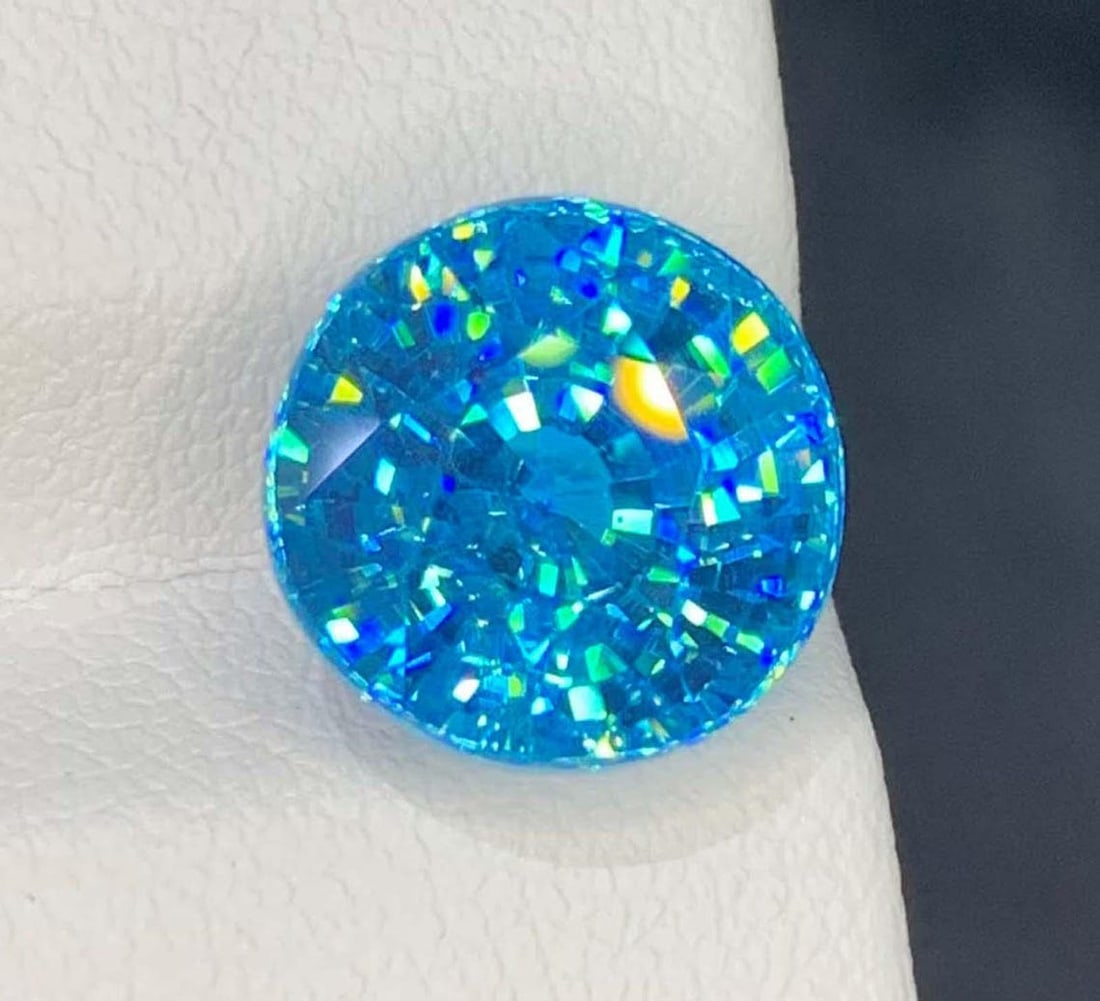 Cambodian Blue Zircon Gemstone : 10.46 CT Round Cut (1 of 4)