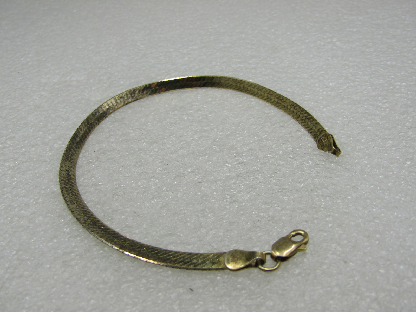 Vintage Milor Sterling, Herringbone Bracelet, Vermeil, 7.5" 4mm: Vintage Milor Sterling, Herringbone Bracelet, Vermeil, 7.5" 4mm. Signed Milor, marked .925 and tested. Weight is appx. 4.55gr Lobster clasp. This has an etched design into the herringbone as can be se