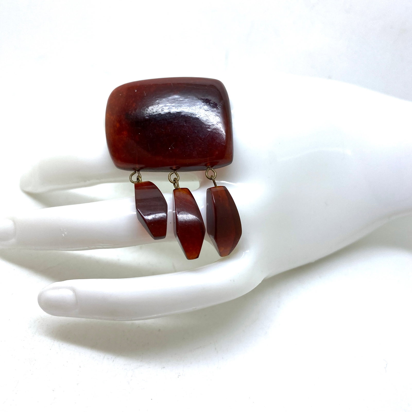 Antique Amber Brooch: Title:Antique Amber BroochMetal:NoneGemstone:AmberWeight:6.41 gSize:Size: 33.0 x 48.0 x 12.0 mm Size: 1.299 x 1.89 x 0.472 inches Made of:(Reconstituted Amber or Whole Stone):Reconstituted