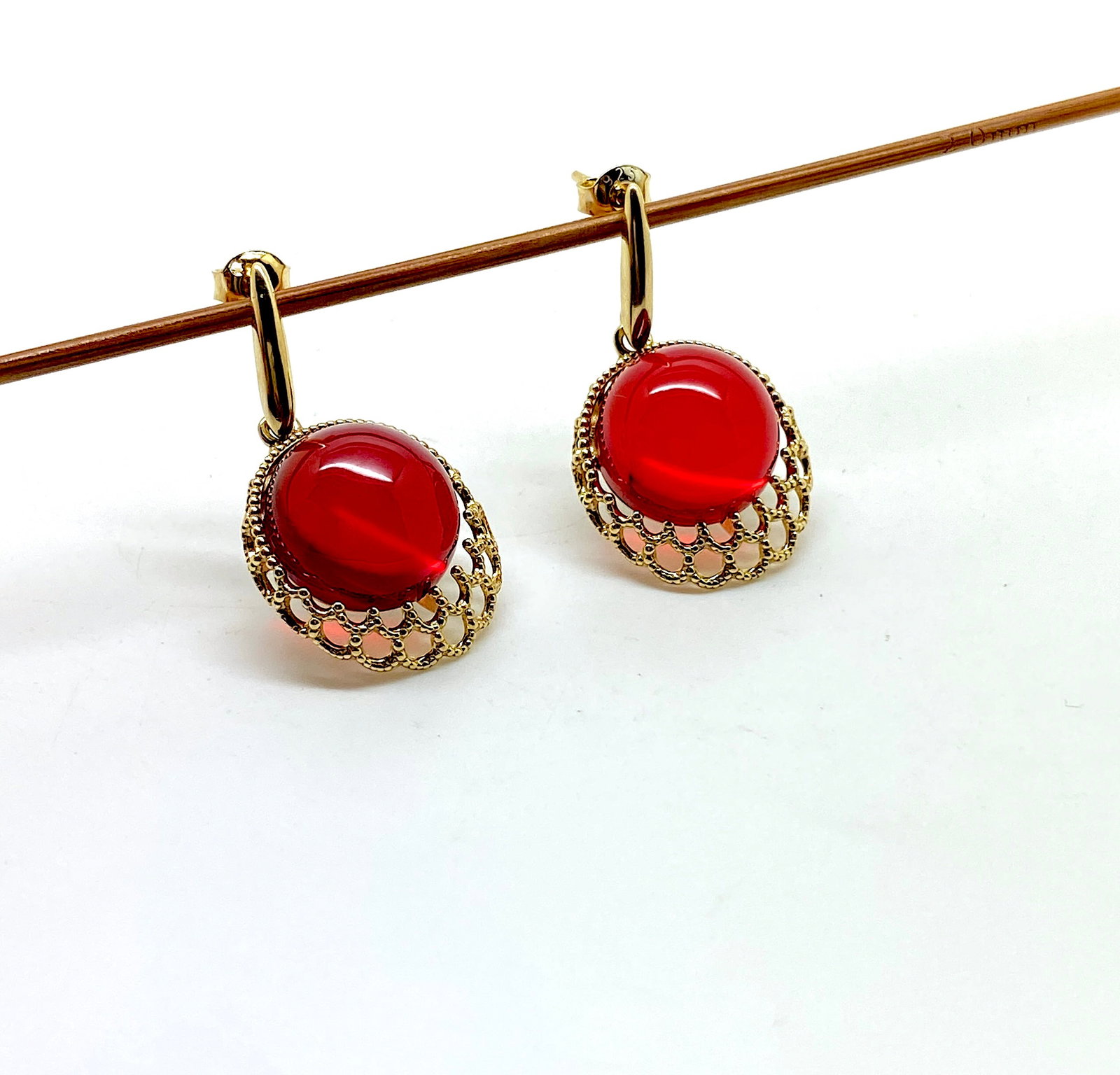 Gold plated Amber Earrings: Title:Gold plated Amber EarringsMetal:925 Silver-Gold PlatedGemstone:AmberWeight:5.4 gSize:Size: 33.0 x 8.0 x 18.0 mm Size: 1.299 x 0.315 x 0.709 inches Made of:(Reconstituted Amber or Whole