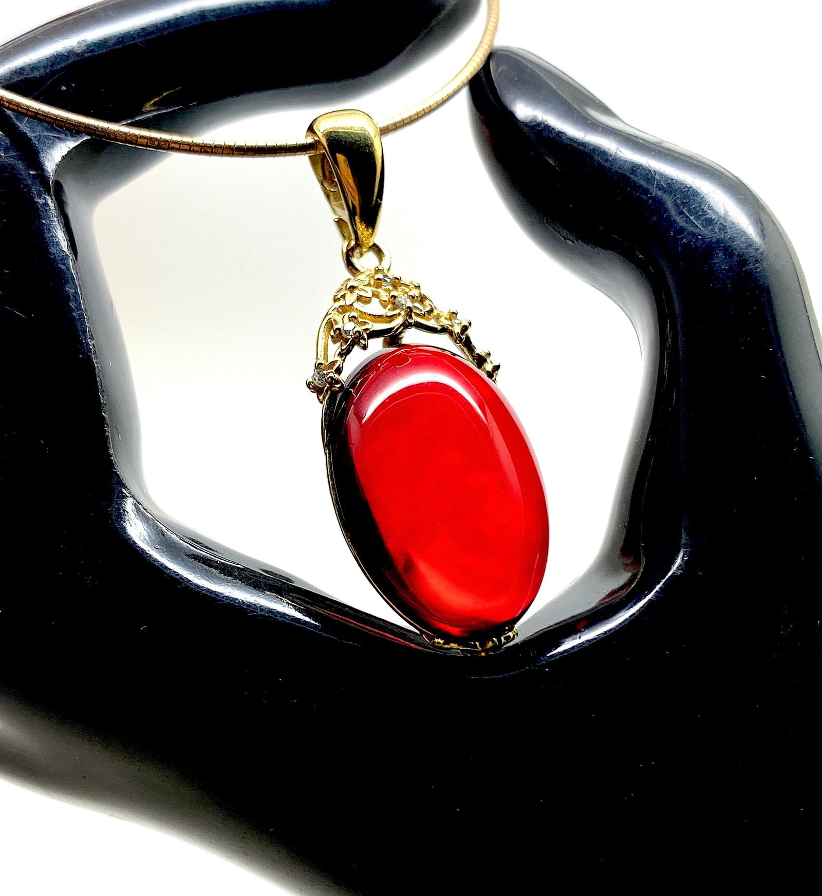 Remarkable Amber Pendant, shaped like a Drop: Title:Remarkable Amber Pendant, shaped like a Drop Metal:925 Silver-Gold Plated Gemstone:Amber Weight:3.62 g Size:Size: 40.0 x 16.0 x 8.0 mm Size: 1.575 x 0.63 x 0.315 inches Made of:(Reconstituted Am