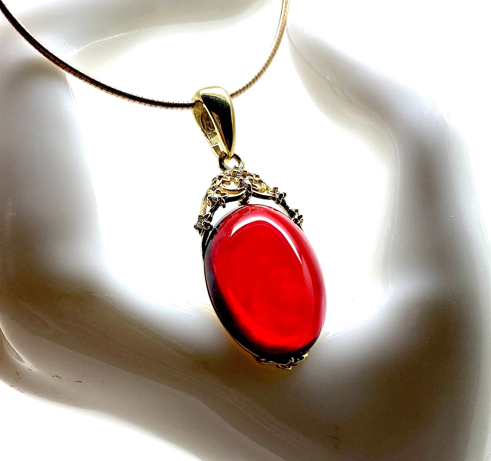 Remarkable Amber Pendant, shaped like a Drop - 5