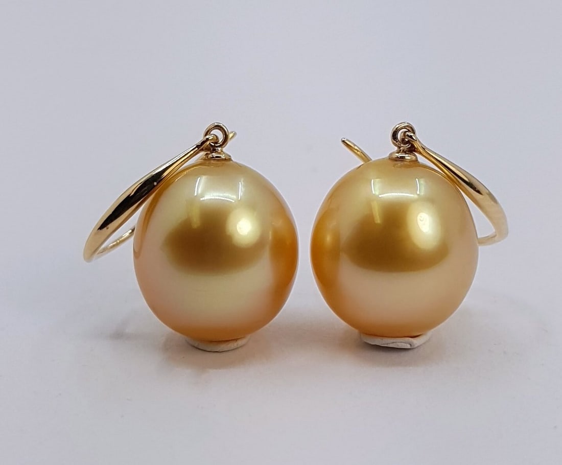 Earrings - 14 kt. Yellow gold - 11x12mm South Sea Pearls: Title: Earrings - 14 kt. Yellow gold - 11x12mm South Sea Pearls Description: Produced by the Pinctada Margaritifera oyster in the warm oceans of Australia, these pearls have a natural beautiful deep g