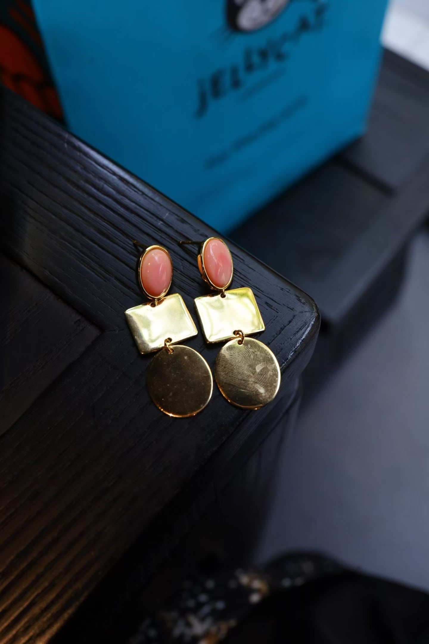 Silver Queen Conch Pearl Earrings: Title: Silver Queen Conch Pearl Earrings Description: This Earrings embodies a modern design that exudes sophistication and elegance. Crafted with a natural queen conch pearl, it showcases a