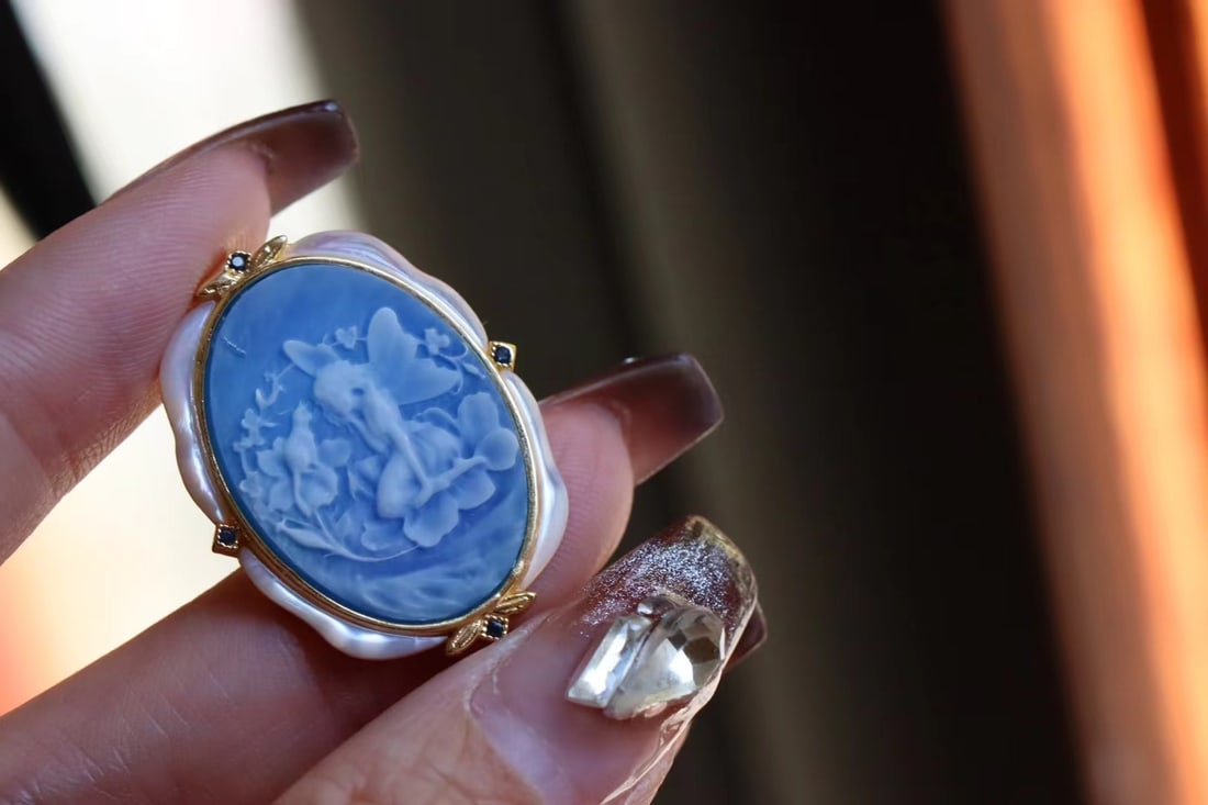 Agate Cameo Pendant Brooch: Title: Agate Cameo Pendant Brooch Description: This exquisite agate cameo pendant brooch beautifully showcases the timeless allure of natural agate, expertly crafted with intricate cameo engraving.