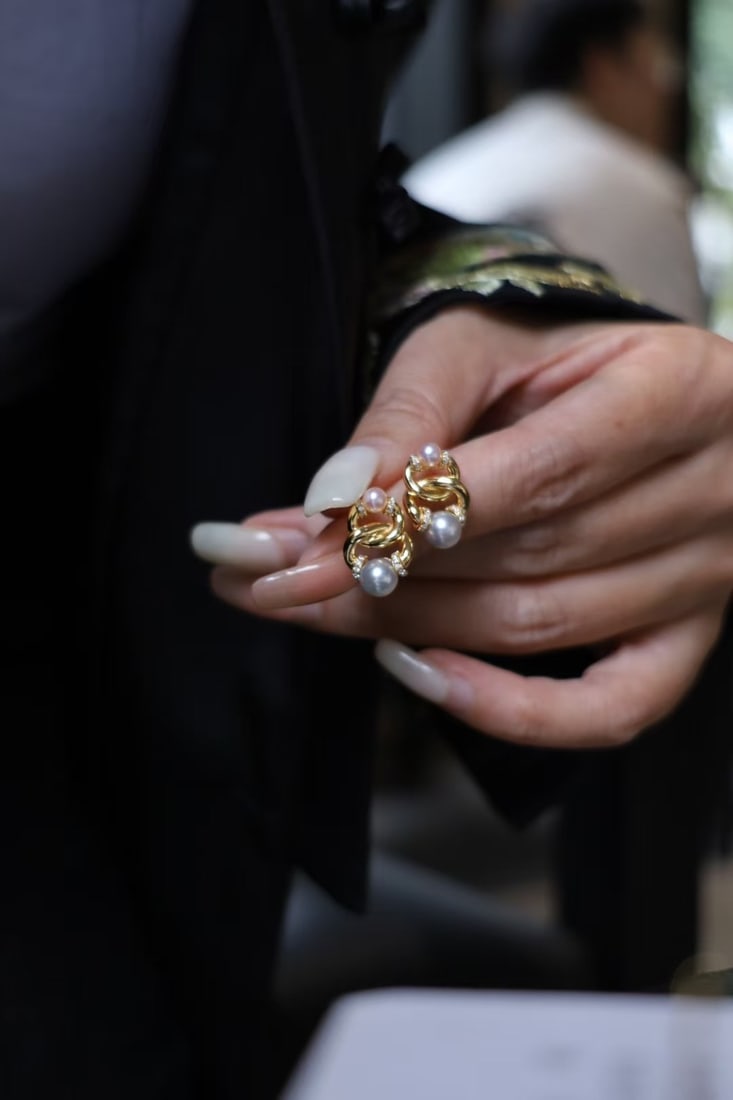 Silver Akoya Pearl Earrings: Title: Silver Akoya Pearl Earrings Description: This pair of exquisite Akoya pearl earrings embodies a fashion-forward design that enhances the wearer's elegance with its unparalleled beauty. The