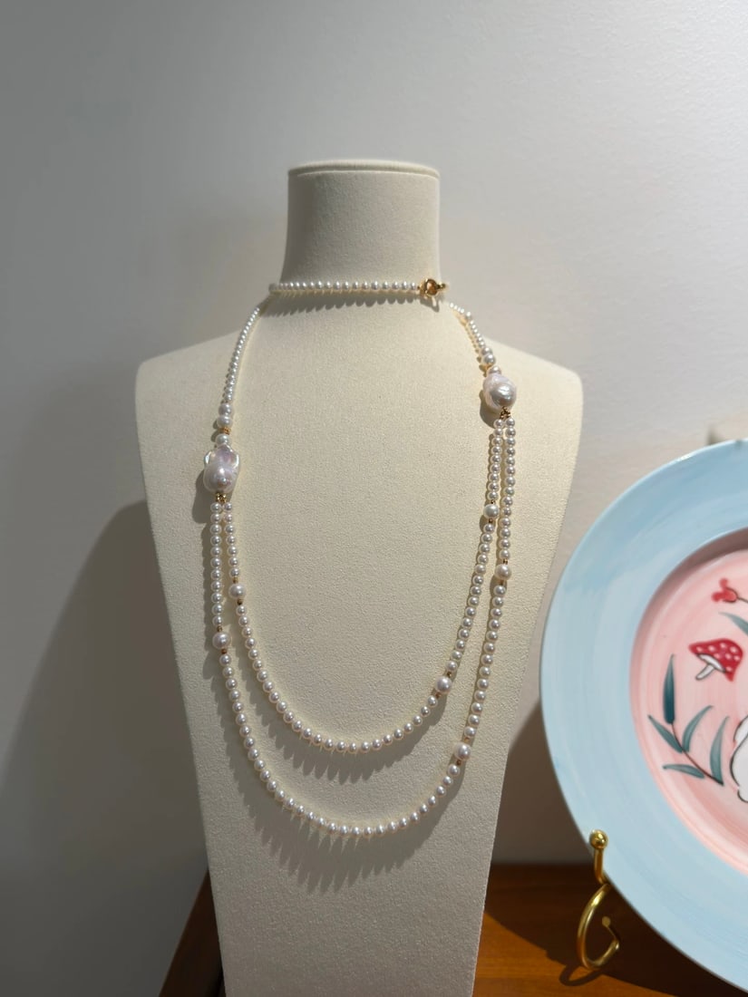 18K Gold Baroque Pearl Necklace: Title: 18K Gold Baroque Pearl Necklace Description: This necklace exudes an aura of sophistication and modern elegance, featuring high-quality natural freshwater Baroque pearls. The pearls, with