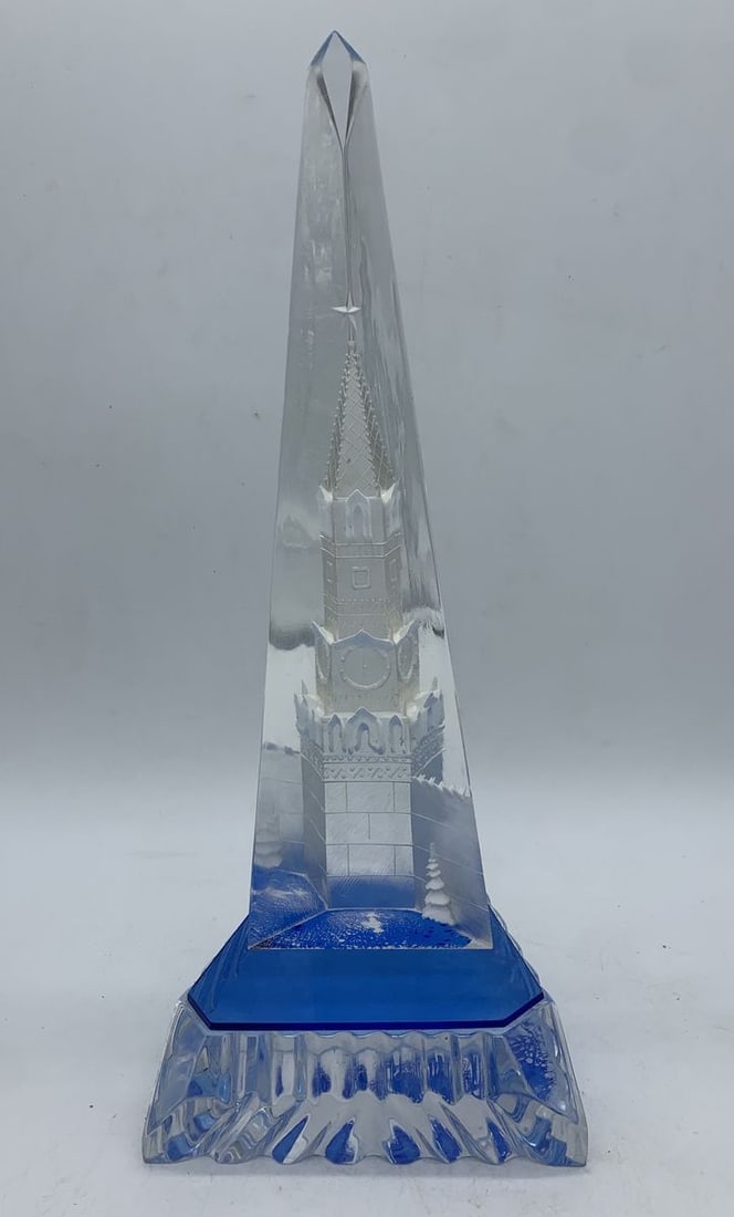 Blue Glass figurine of Moscow: Title: Blue Glass figurine of Moscow Description: ?DEN 18 ITEM DESCRIPTION : *Medium : Glass *The size: 33 cm/12.99" inches Additional Information: Framing option available at extra cost. Feel free