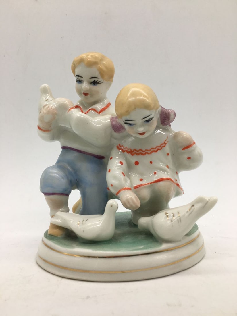 Figurine Children Feeding Pigeons Porcelain: Title: Figurine Children Feeding Pigeons Porcelain Description: ?DEN 56 ITEM DESCRIPTION : *Medium : Porcelain *The size: 13x9 cm/5.11x3.54" inches Additional Information: Framing option available at