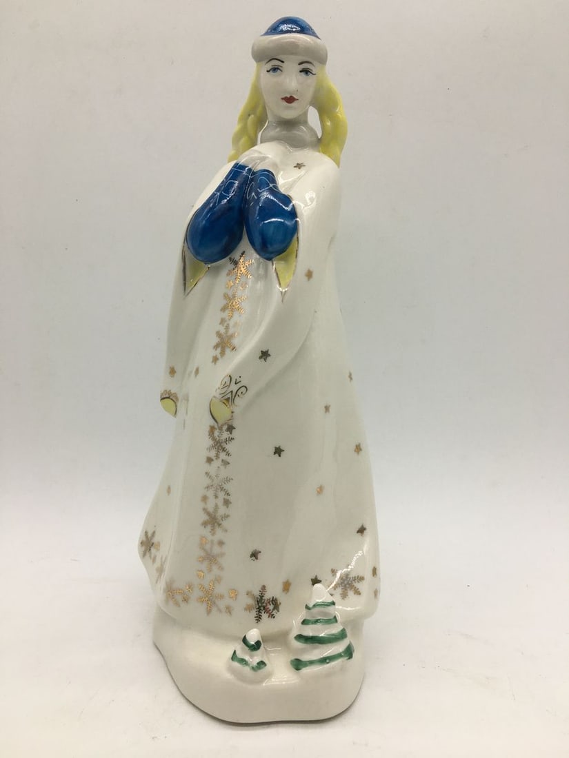 porcelain figurine Snow maiden Original Soviet Ukrainian Snowmaiden: Title: porcelain figurine Snow maiden Original Soviet Ukrainian Snowmaiden Description: ?DEN 54 ITEM DESCRIPTION : *Medium : Porcelain *The size: 27x13 cm/10.62x5.11" inches Additional Information: