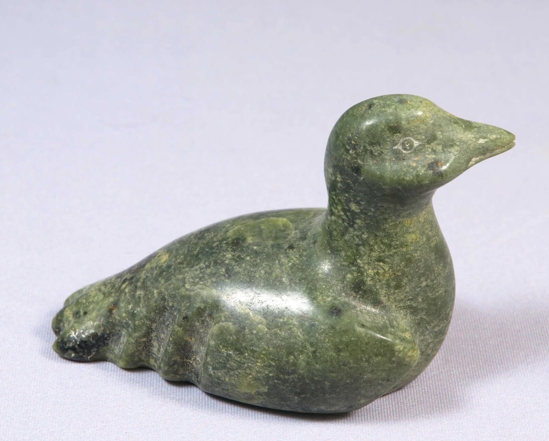 Inuit Eskimo Native American Soapstone Carving Goose Duck Lonnie Signed Green: This is a vintage Primitive Native American Figurine.. The figurine is made from greenish stone and is very beautiful. It is signed at the bottom. Ii is very unusual figure oduck or goose.. The