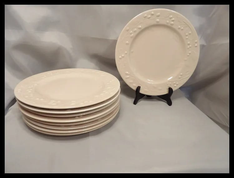 TRE C Italian Light Pink Dinner Plates with Berry and Vines - 2