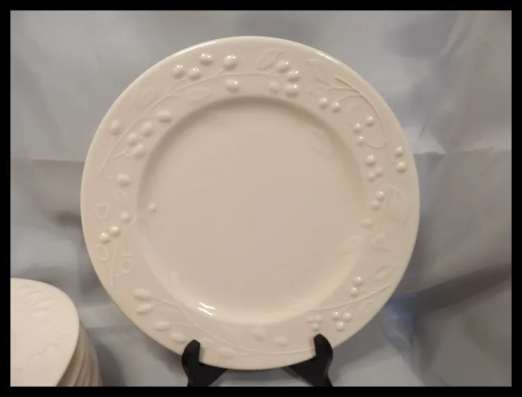 TRE C Italian Light Pink Dinner Plates with Berry and Vines - 3