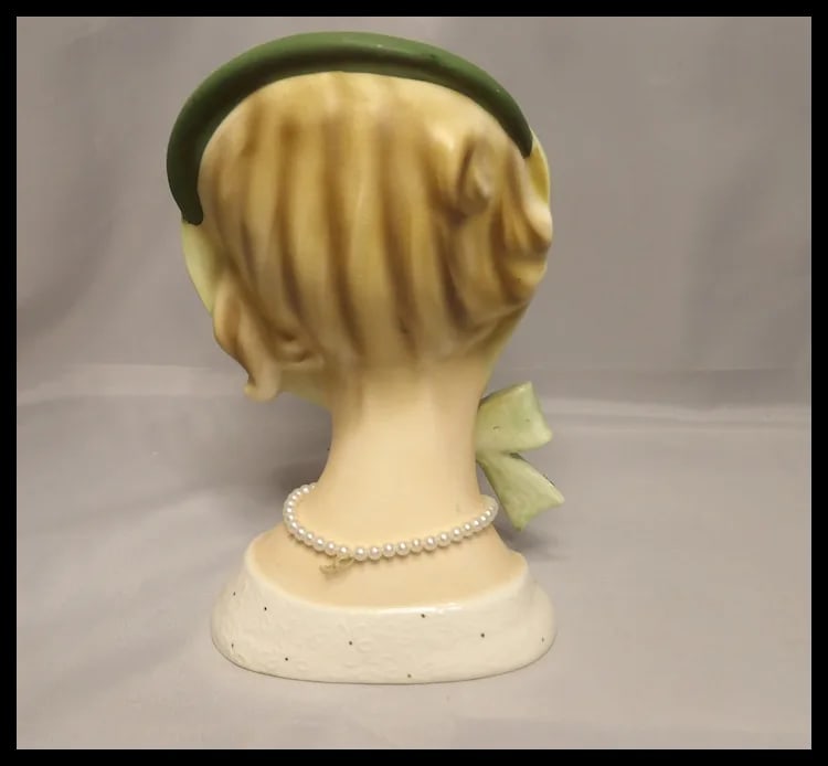 Brinns TV 726 7 ¼” Lady Head Vase Green Hat and Bow- “Pearl Necklace” - 4